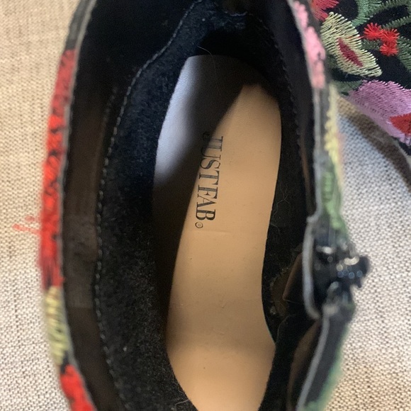 Embroidered Heel Boots, Flower Pattern - Picture 6 of 10